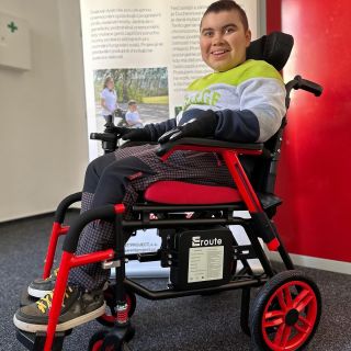 Der neue faltbare Elektrorollstuhl für Kinder von Eroute bringt Freude, Freiheit und bessere Mobilität dorthin, wo sie am...